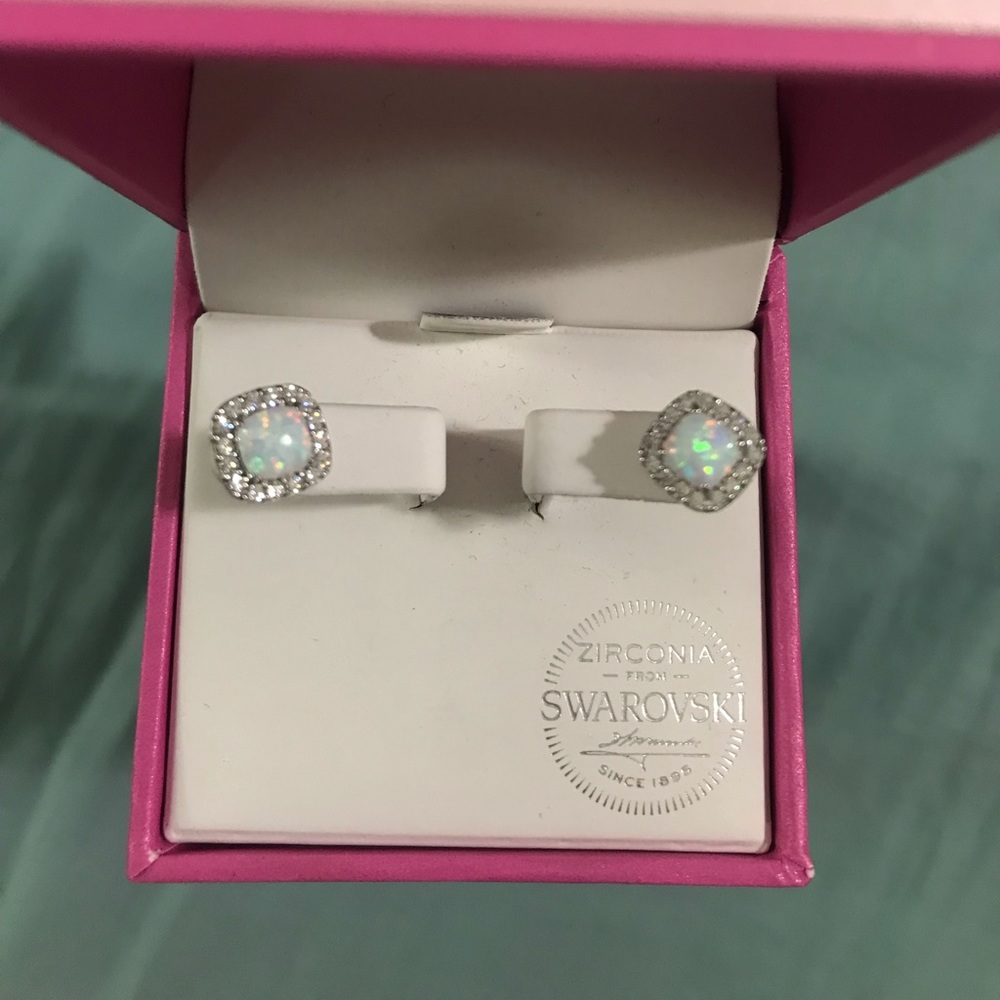 NIB- Swarovski crystals bridesmaid earrings